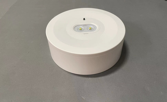 Installation en surface ou encastrée d'éclairage d'urgence rechargeable