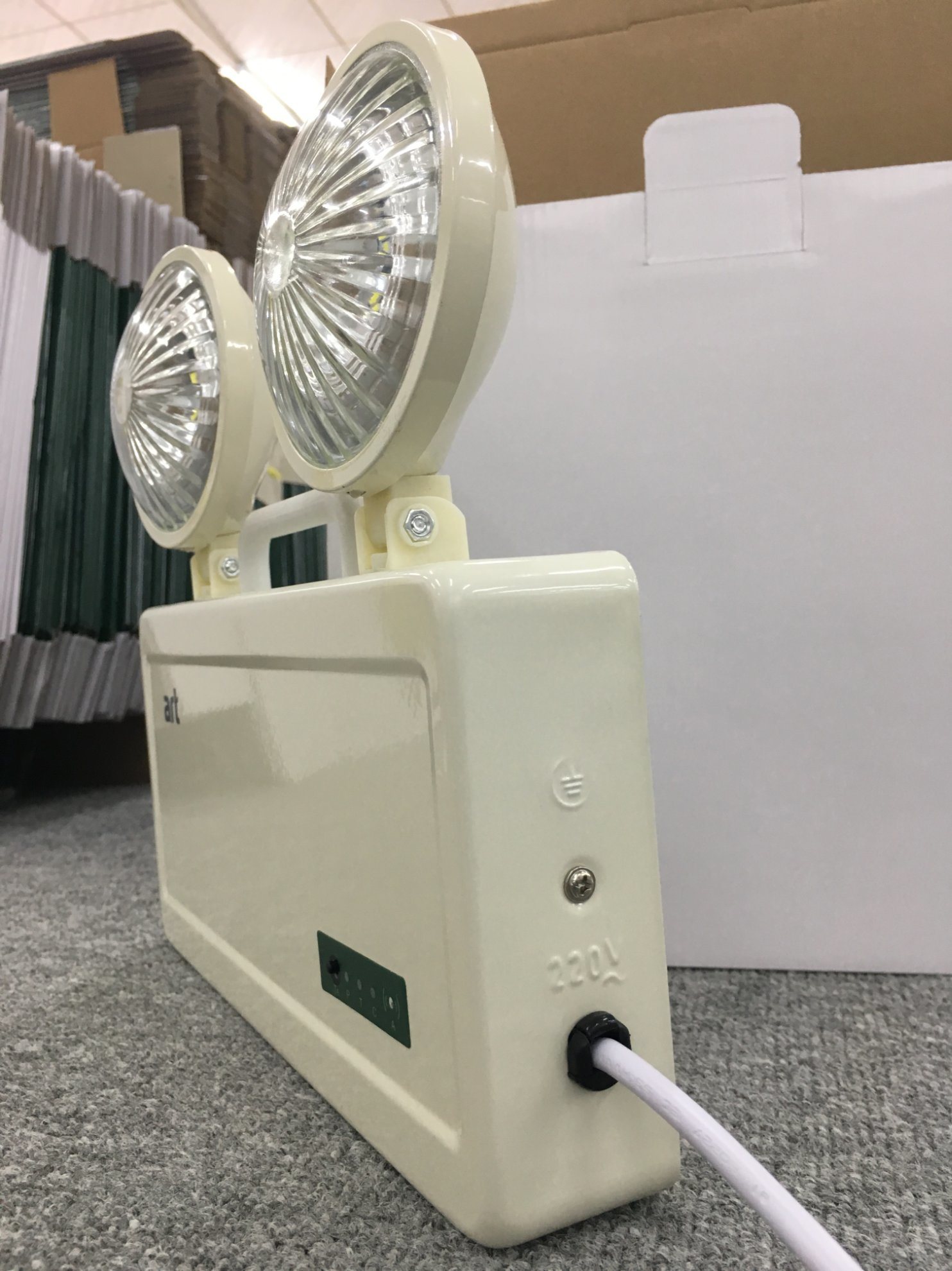 lumi&egrave;re de secours men&eacute;e