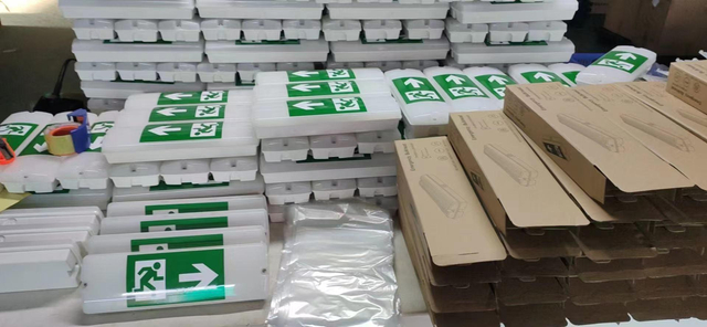 Lampe frontale à batterie rechargeable d'urgence à LED avec pictogramme de sortie