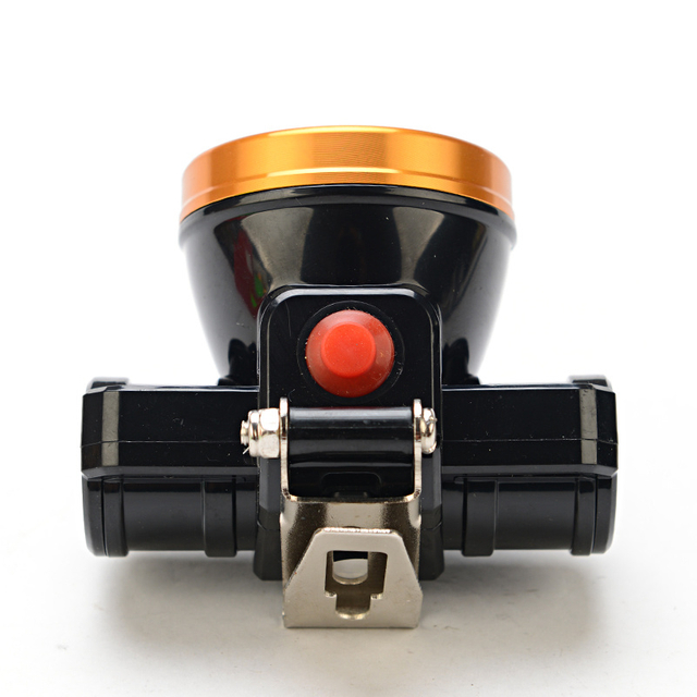 Phare à faisceau puissant rechargeable à LED installé sur le casque sans ceinture